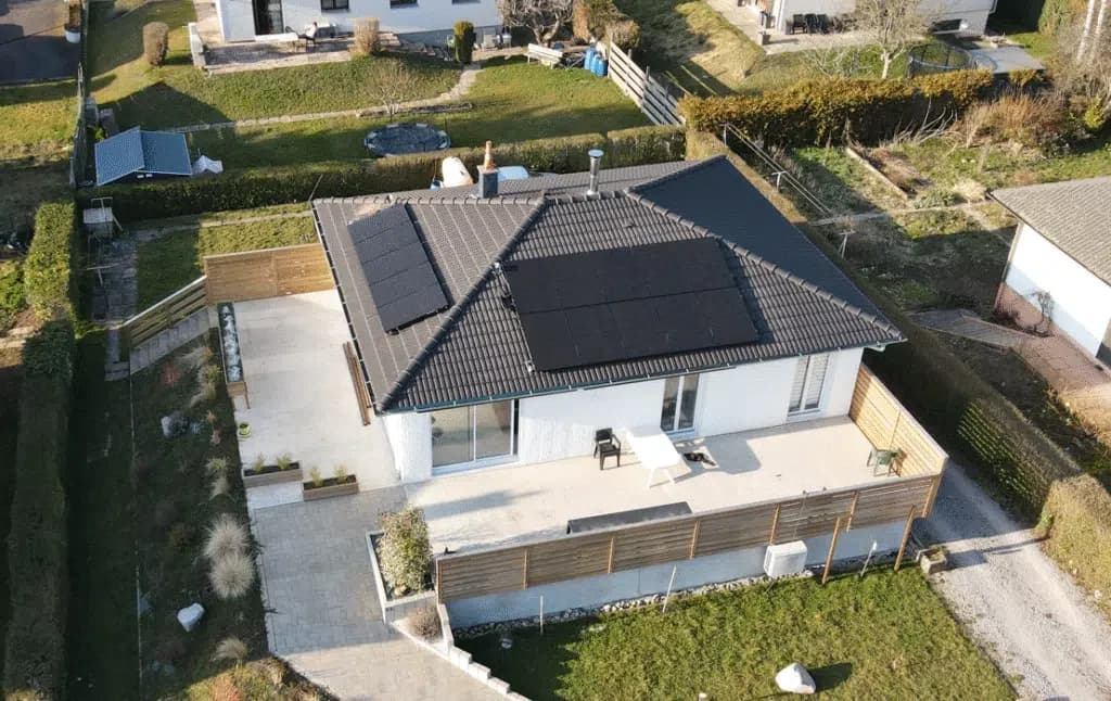 Vue d'une maison équipée de panneaux photovoltaïques